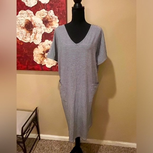 Black and White Striped V-Neck Short Dolman Sleeve Knit Lounge Dress, size XS - Picture 2 of 6